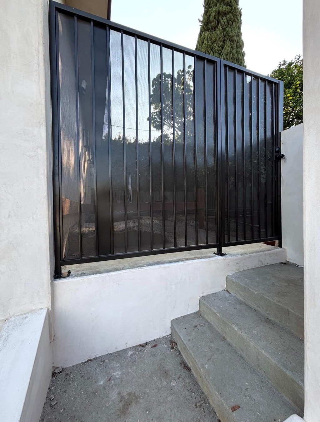 Modern Brown Metal Gate Door With Fixed Panel Custom Steel Outdoor Entry Gate With Mesh Privacy Screen For Side Yard