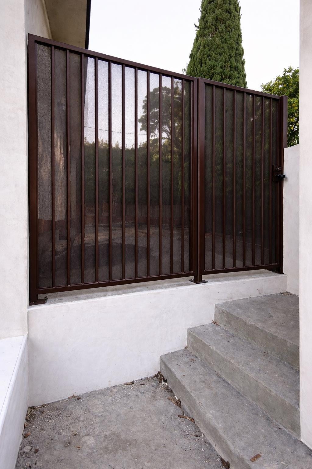 Modern Brown Metal Gate Door With Fixed Panel Custom Steel Outdoor Entry Gate With Mesh Privacy Screen For Side Yard
